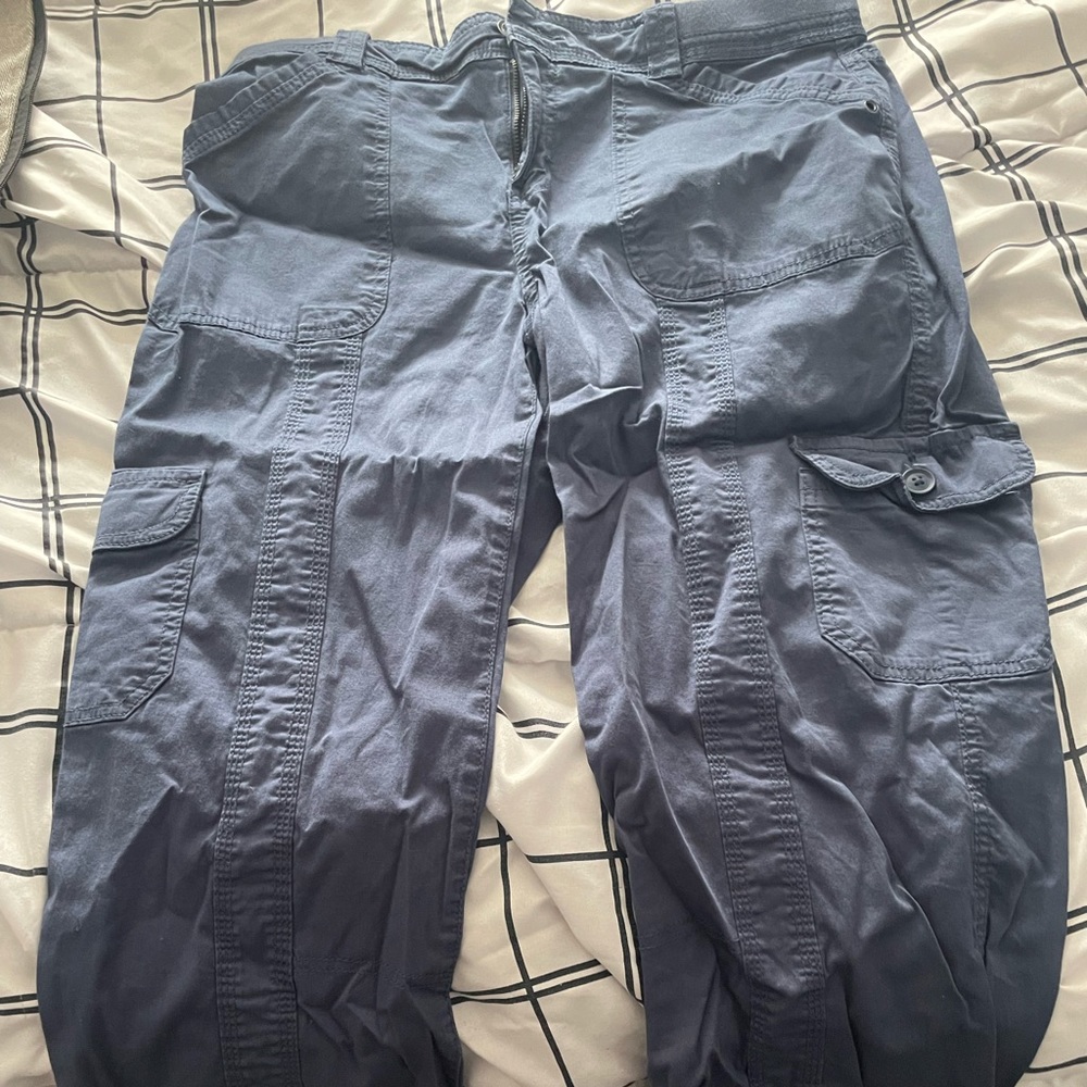 Capri with multiple pockets